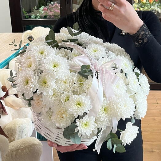 №73 Корзина с белыми цветами